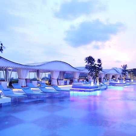 Ts Suites Seminyak Exterior foto The pool at the hotel