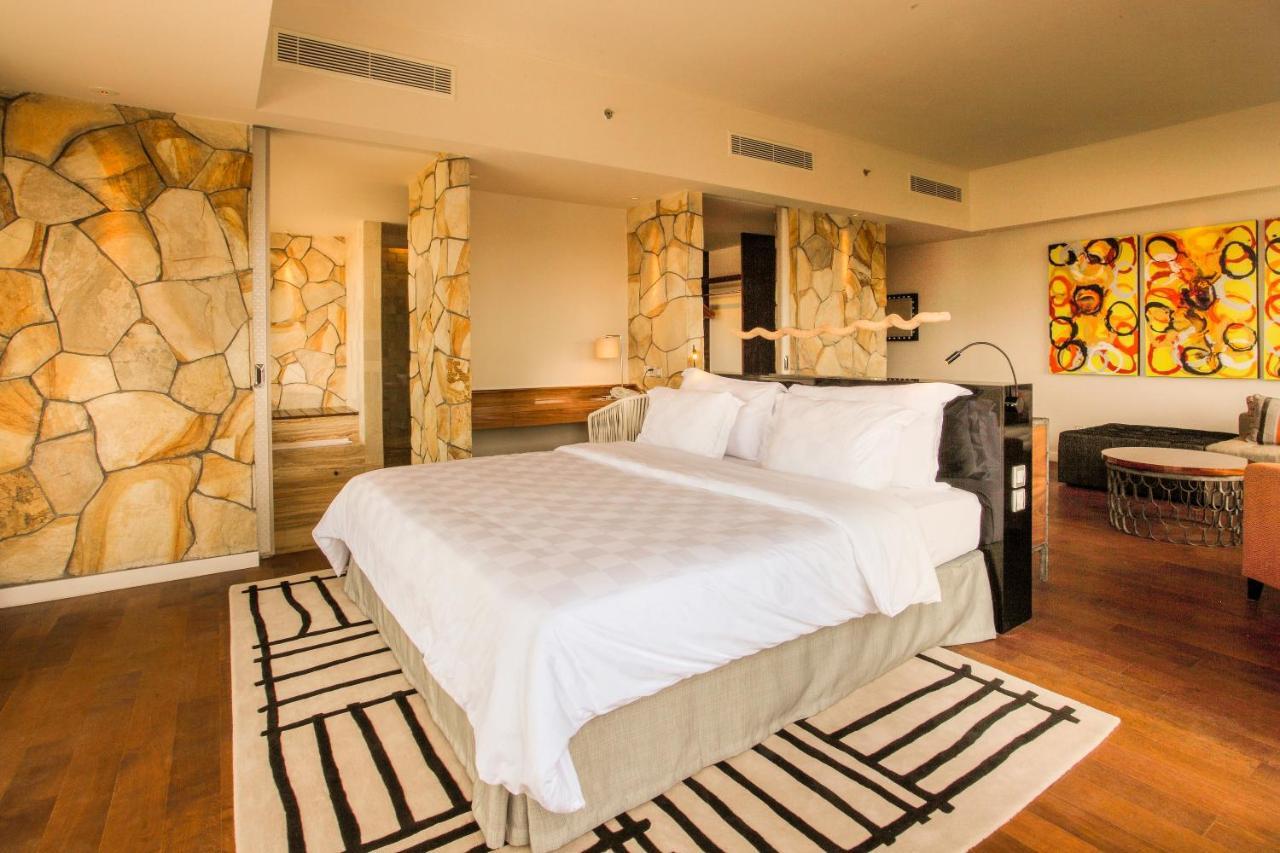 Ts Suites Seminyak Exterior foto A bedroom at the hotel