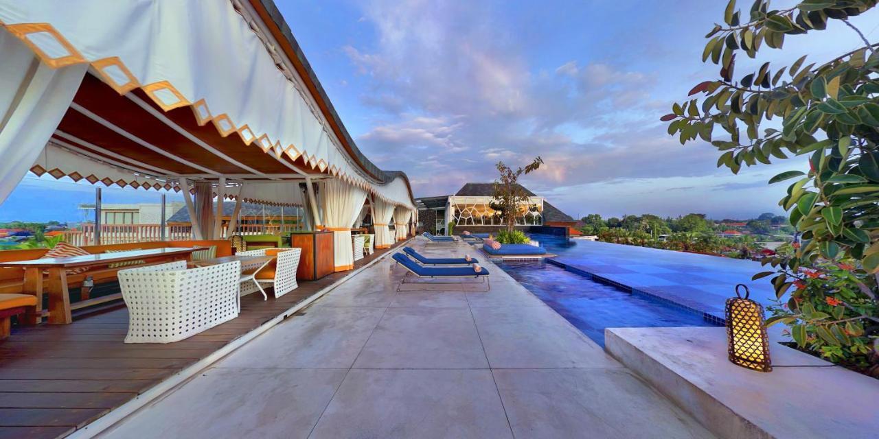 Ts Suites Seminyak Exterior foto The rooftop pool at the hotel