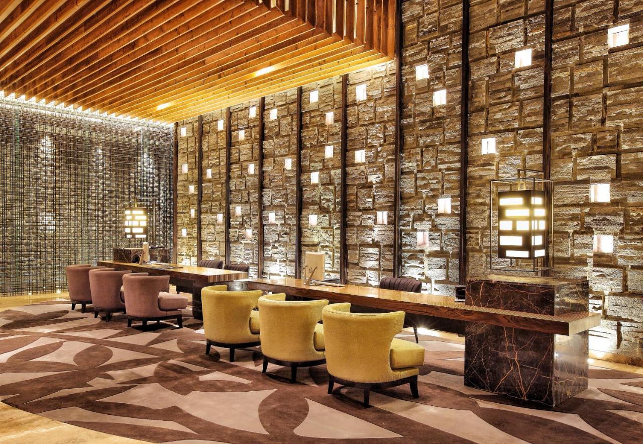 Ts Suites Seminyak Exterior foto The lobby of the Ritz-Carlton, Dubai