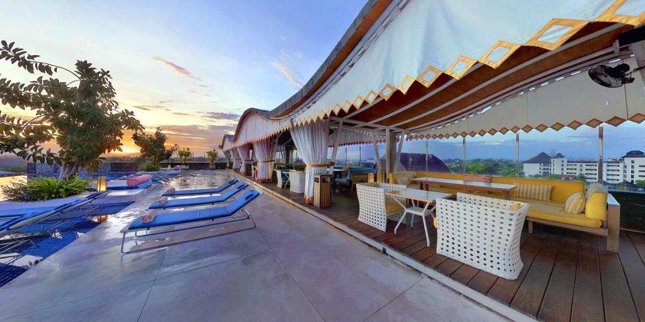 Ts Suites Seminyak Exterior foto The rooftop pool at the hotel