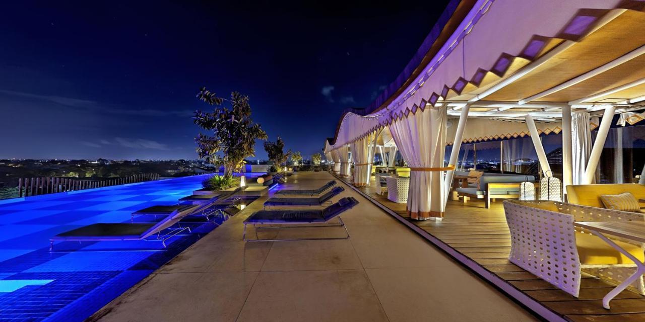 Ts Suites Seminyak Exterior foto The pool at the rooftop