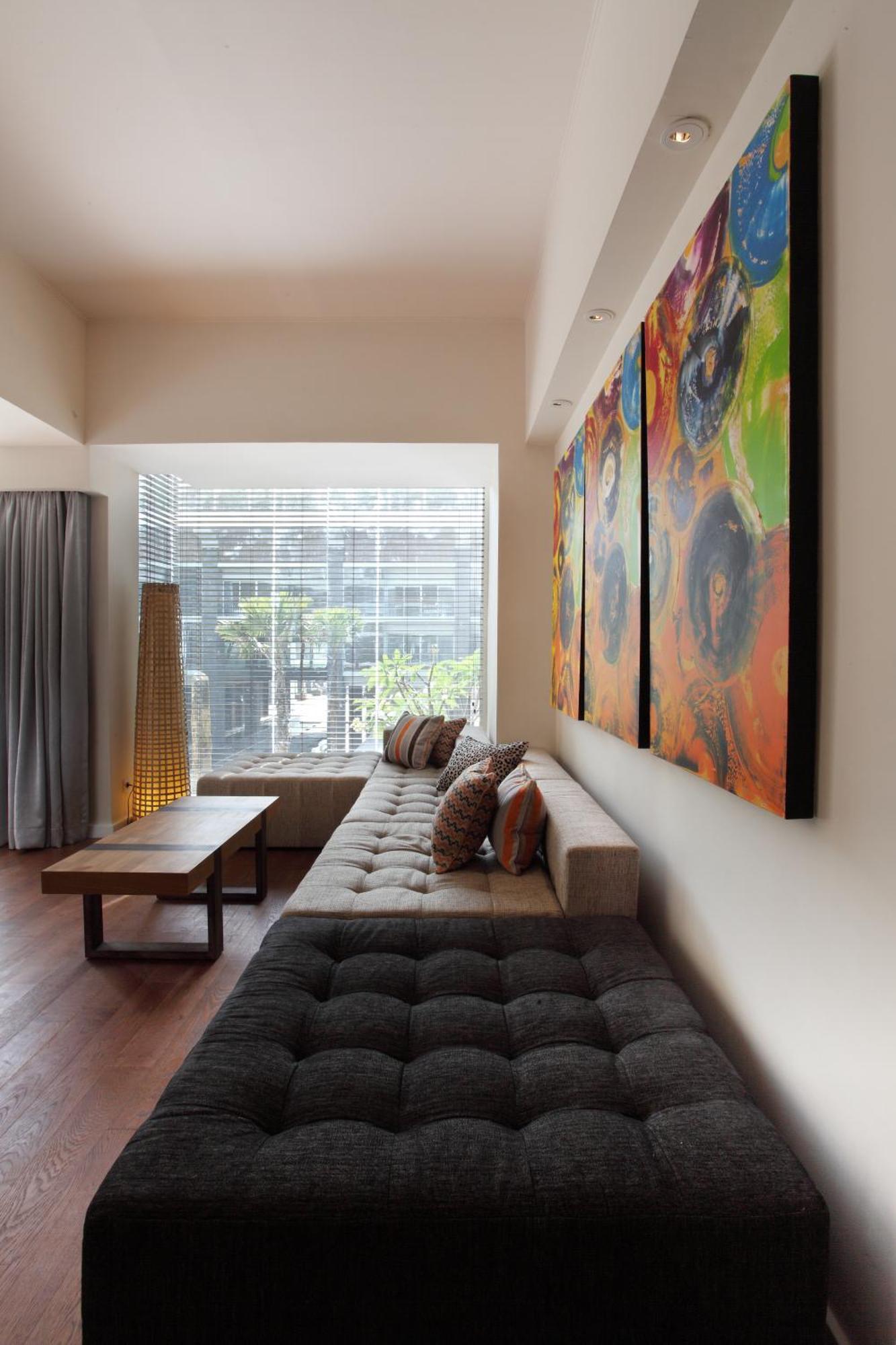 Ts Suites Seminyak Zimmer foto A living room with a sofa