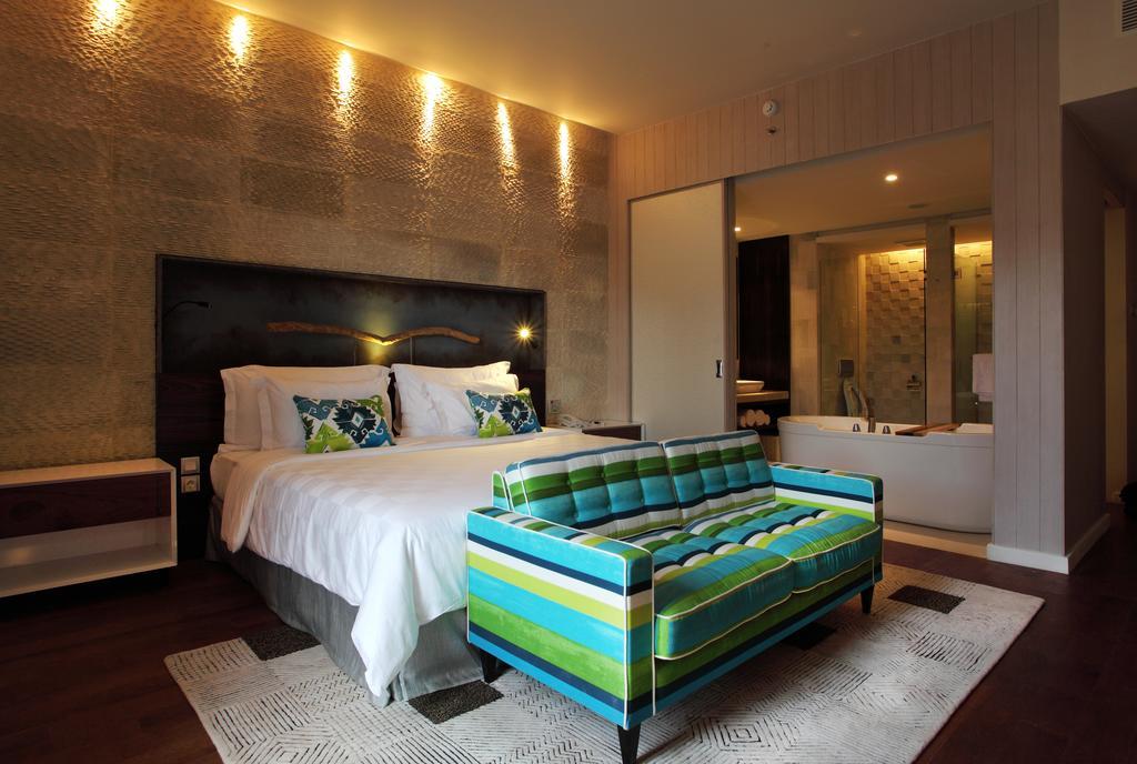 Ts Suites Seminyak Zimmer foto A bedroom at the hotel