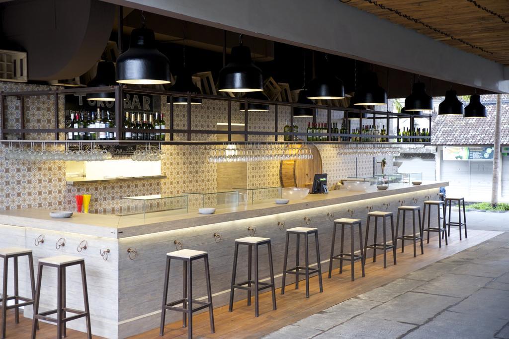 Ts Suites Seminyak Exterior foto The bar at the restaurant