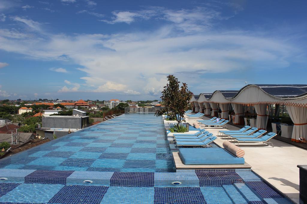 Ts Suites Seminyak Exterior foto The rooftop pool at the hotel
