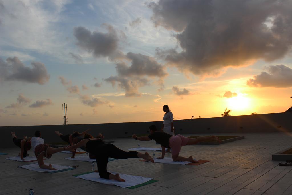 Ts Suites Seminyak Exterior foto Sunset yoga at the rooftop of the hotel