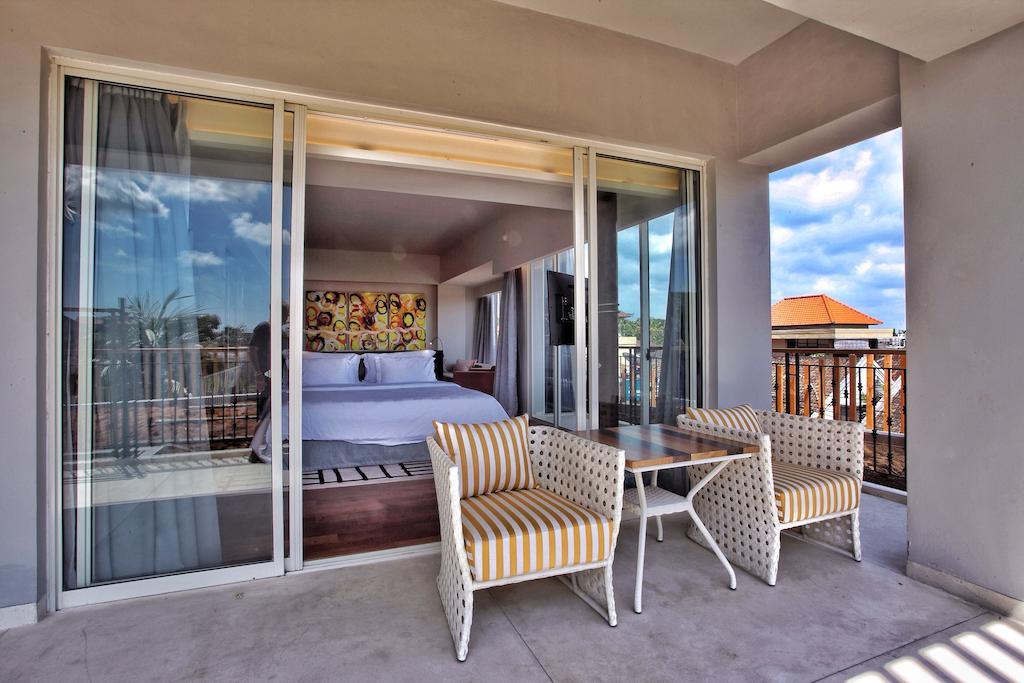 Ts Suites Seminyak Zimmer foto A room at the hotel