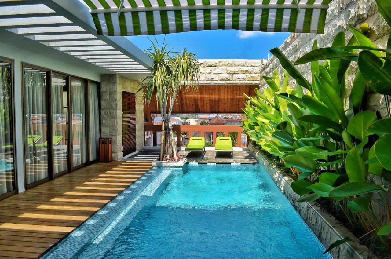 Ts Suites Seminyak Exterior foto The swimming pool at the hotel